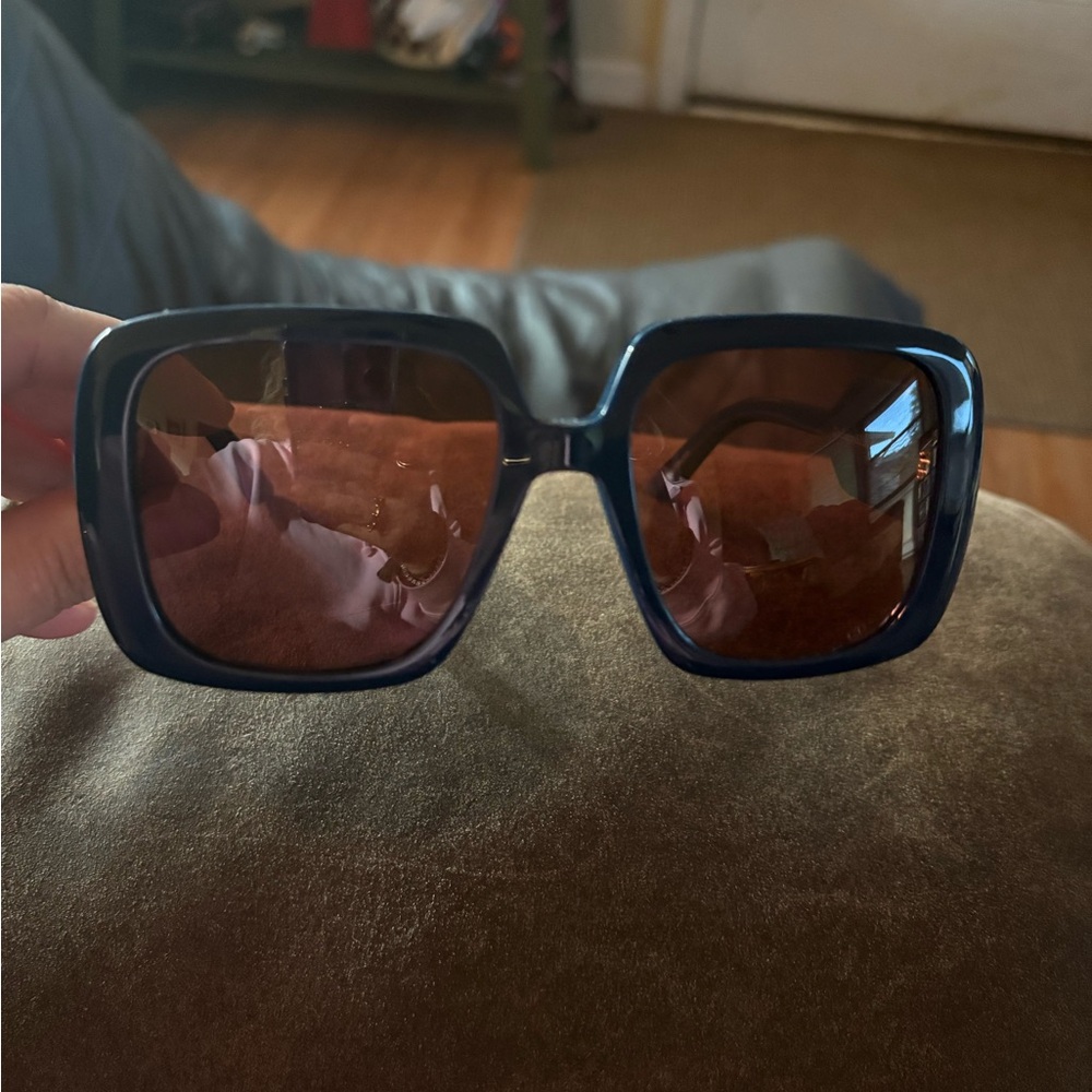 Dior Black Oversized Sunglasses with Glossy Finish

 GORGEOUS BLUE